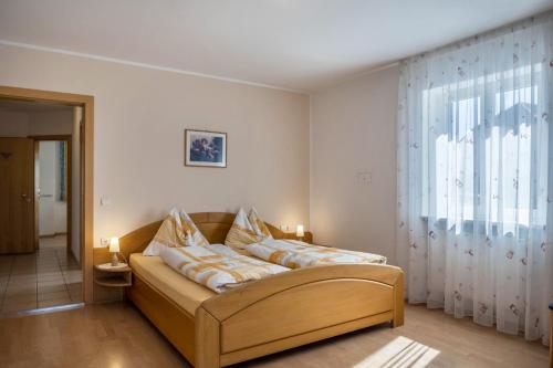 考那亚诺Valtlhof - Apt 2的带沙发和窗户的客厅