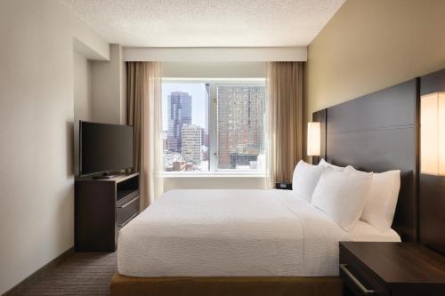 丹佛丹佛市中心原住客栈的酒店客房设有床和窗户。