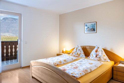 考那亚诺Valtlhof - Apt 1的一间卧室设有一张床和一个大窗户