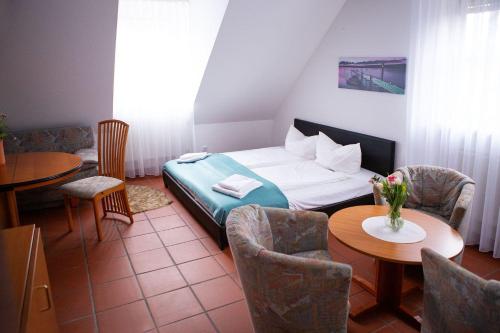 菲尔特Hotel Sofra的配有一张床和一张桌子及椅子的房间