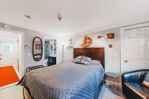 普罗温斯敦Captivating Cottage的一间卧室配有一张床和一张沙发