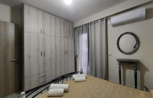 约阿尼纳Apartment的客房设有镜子和带毛巾的桌子。