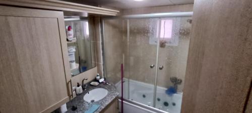库萨达斯Dreamhause 2+1的带淋浴、盥洗盆和浴缸的浴室