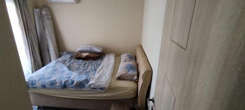 库萨达斯Dreamhause 2+1的隔壁小房间的小床