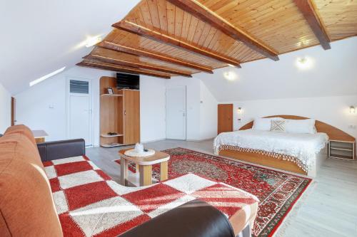 布朗Casa Elia的一间卧室配有床、沙发和地毯。