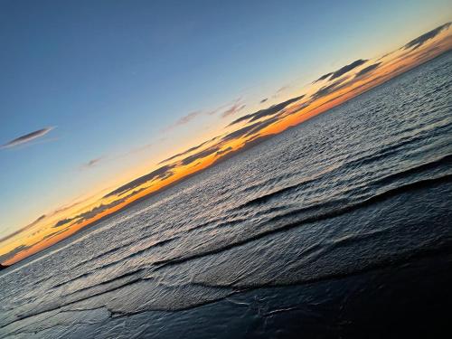 艾尔EMDMC Craig Tara Caravan的日落时分欣赏海景