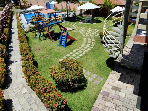 嘎林海斯港波萨达日卡昂特索豪斯普尔托公寓的一个带游乐场和滑梯的花园