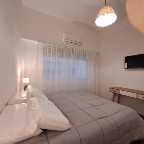 布宜诺斯艾利斯Down Town Telmo的白色卧室设有一张大床和窗户
