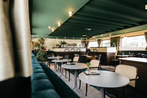 马斯特里赫特博泰尔马斯特里赫特的一间带桌椅的餐厅和一间酒吧