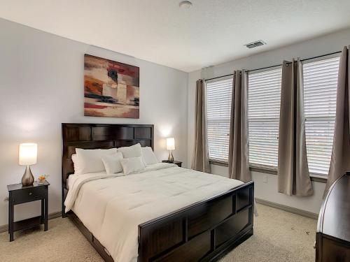基西米Convenient And Close To All的一间卧室设有一张大床和两个窗户。