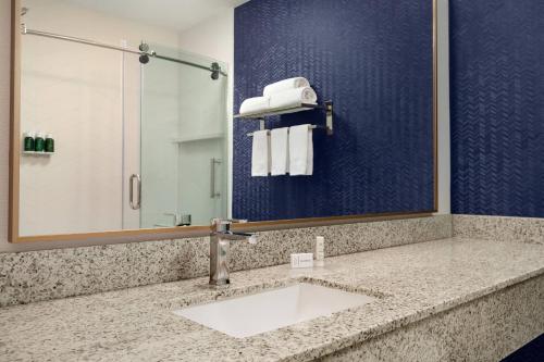 维塞利亚维塞利亚红杉万豪费尔菲尔德客栈的一间带水槽和镜子的浴室