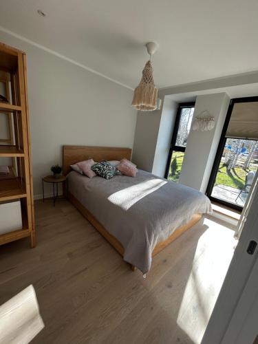 ĶesterciemsAlbatross Getaway by the sea, SPA and forest with a Terrace的一间设有床铺的卧室,位于带窗户的房间内