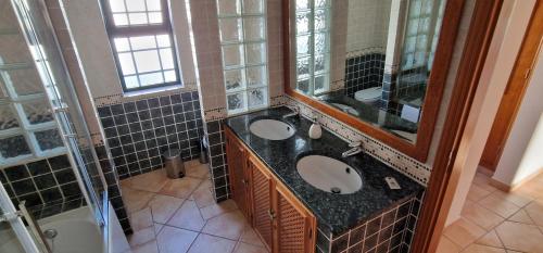 阿尔曼萨Villa Pretty的一间带两个盥洗盆和大镜子的浴室