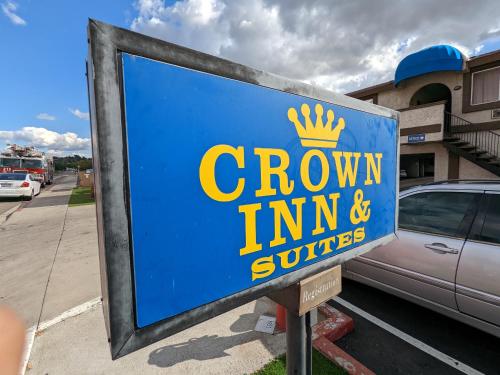 Spring ValleyCrown Inn & Suites的皇冠旅馆和套房的标志