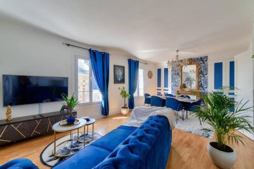 勒阿弗尔Fibre - Le Haussmann LH - B'PAM的客厅配有蓝色的沙发和电视