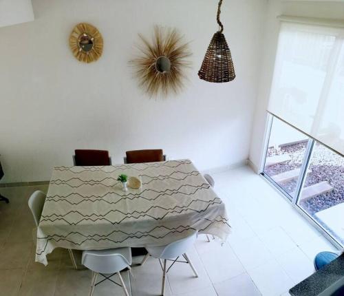 AyalaDafi´s House (Exclusivo con jardín)的白色的用餐室配有桌椅