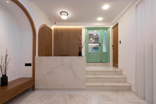 海若克利欧Sartori Concept Hotel的走廊设有楼梯和绿门