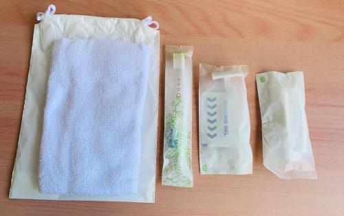 FuchisakiPension L&M - Vacation STAY 82545v的桌子上两条毛巾和一管牙膏
