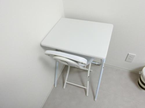 镰仓市Plage Yuigahama - Vacation STAY 00225v的客房内的一张白色桌子和一把椅子