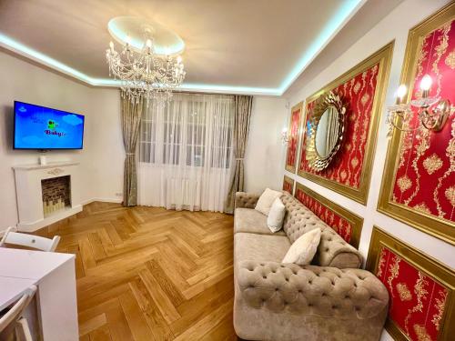布瓦西圣雷热Alexandru Home的带沙发和吊灯的客厅