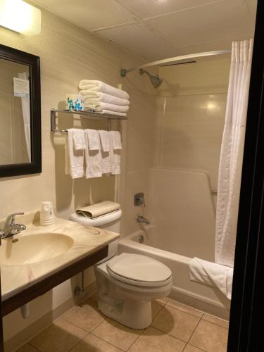 奥加拉拉奥加拉拉速8酒店的浴室配有盥洗盆、卫生间和浴缸。