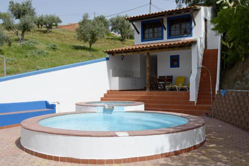 Brotas卡萨斯罗马里亚旅馆的房屋前的小游泳池