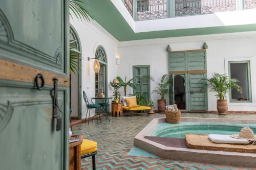 马拉喀什Riad Agathe & Spa的客厅,带游泳池