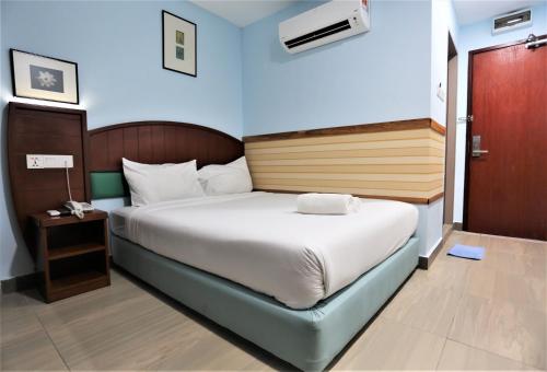 吉隆坡ORKID Hills at Pudu的一间卧室配有一张大床、床头柜和一张四柱床