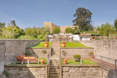 波尔图Santa Catarina - Pool & Fitness, by Oporto Collection - Adults Only的石头挡墙,带庭院和庭院
