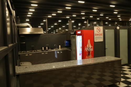 伊斯坦布尔汉切青年旅舍的厨房配有苏打水机和柜台