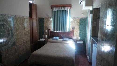 圣费尔南多Hotel Virreyes的一间小卧室,配有床和窗户