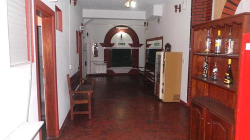 圣费尔南多Hotel Virreyes的长长的走廊,带桌椅的房间