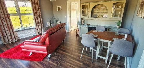 多尼戈尔Tully View House的客厅配有红色的沙发和桌子