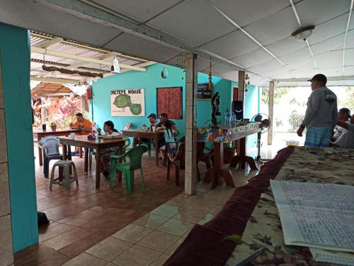 莫约加尔帕Ometepe House的一群坐在餐厅桌子上的人