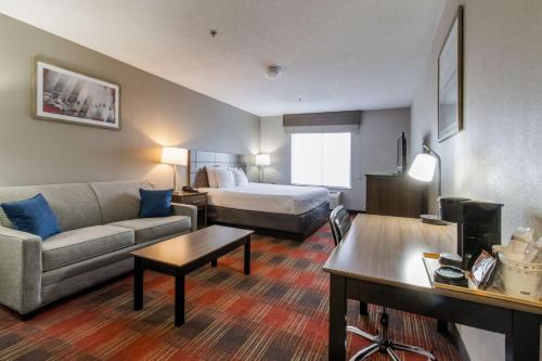 北达特茅斯Best Western Dartmouth-New Bedford的酒店客房,配有床和沙发