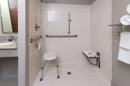 北达特茅斯Best Western Dartmouth-New Bedford的带淋浴的浴室和椅子