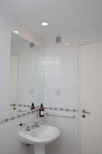 科尔多瓦Parana 540 - Nueva Córdoba的白色的浴室设有水槽和淋浴。