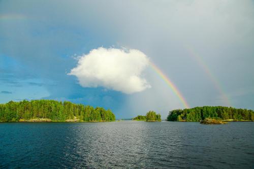 萨翁林纳Saimaa Experience的树 ⁇ 湖上空的彩虹