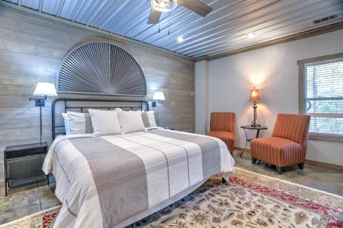 蓝岭Napa Blue Ridge Cabin的一间卧室配有一张大床和两把椅子