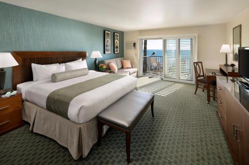 皮斯莫比奇肖尔克里夫酒店的一间带大床的卧室和一间客厅