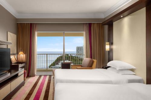 塔穆宁RIHGA Royal Laguna Guam Resort的酒店客房设有一张床和一个大窗户