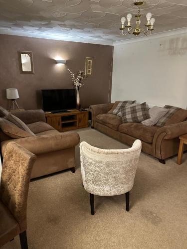 North RunctonRycroft的带沙发和电视的客厅
