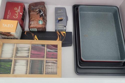 法哈多Ocean Zen的手提箱,带卡片和书籍,还有一盒火柴