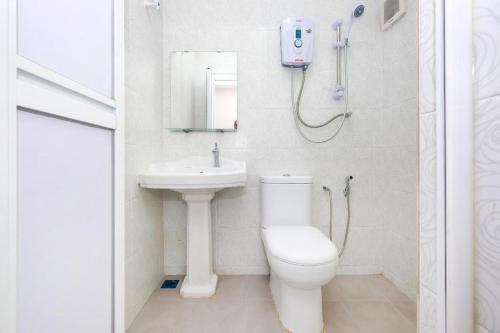 丹那拉打Ar Rayyan Hotel的浴室配有卫生间、盥洗盆和淋浴。