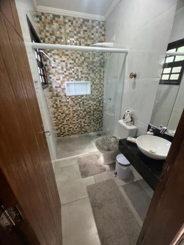 乌巴图巴Vista pro mar的一间带水槽和卫生间的浴室