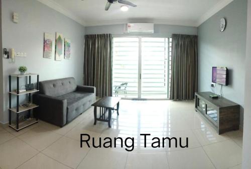 拿笃D' Palm Garden Homestay Lahad Datu.的客厅配有沙发和桌子