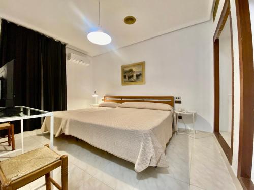 穆尔西亚文塔波多酒店的一间卧室配有一张大床和一张桌子