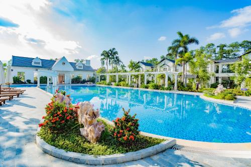 Phú ThọVườn Vua Resort & Villas的度假村游泳池的图片