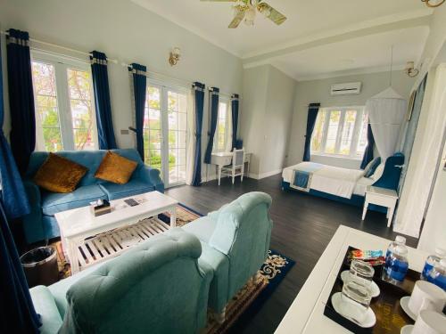 Phú ThọVườn Vua Resort & Villas的客厅配有沙发和1张床