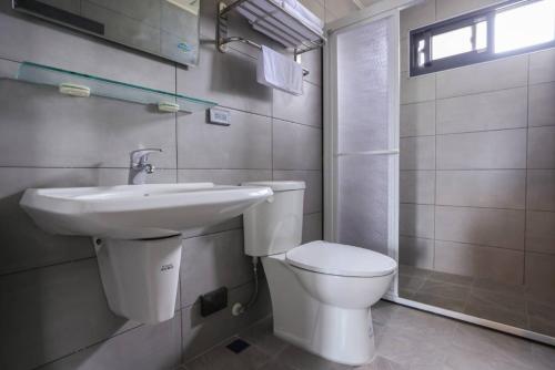 马公甜心卡朵電梯私墅的浴室配有白色卫生间和盥洗盆。